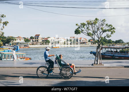 Hoi An, Vietnam - Juni 2019: Fahrrad Rikschas Touristen transportieren in der historischen Altstadt Stockfoto