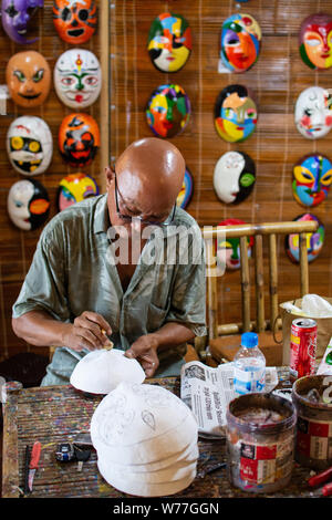 Hoi An, Vietnam - Juni 2019: Mann hand Malerei traditionelle vietnamesische Masken in seiner Werkstatt Stockfoto