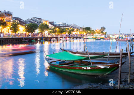 Hoi An, Vietnam - Juni 2019: bunte Vietnamesischen touristische Boot segeln auf dem Thu Bon Fluss bei Sonnenuntergang Stockfoto