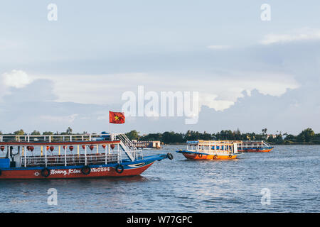 Hoi An, Vietnam - Juni 2019: bunte Vietnamesischen touristische Boot segeln auf dem Thu Bon Fluss Stockfoto