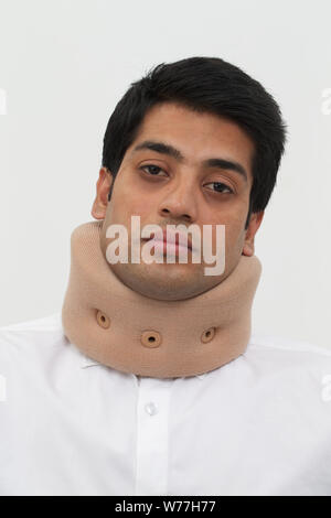 Junger Mann mit einem Neck Brace Stockfoto