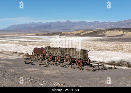 20 mule Team borax Wagen und die Harmony Borax Werke im kalifornischen Death Valley physikalische Beschreibung: 1 Foto: digital, tiff-Datei, Farbe. Hinweise: Titel, Datum, und Schlüsselwörter von dem Fotografen zur Verfügung.; Stockfoto