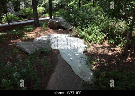 Zonen der Wechsel an Edward R. Roybal Gebäude (CDC), Atlanta, Georgia, physische Beschreibung: 1 Foto: digital, TIFF-Datei, Farbe. Hinweise: Geschenk; Carol M. Highsmith; 2009; (DLC/PP 2009: 083).; Artist: Winifred Lutz, 2001, Umwelt/Erde architektonische Kunst; als Teil einer Zuweisung für die General Services Administration fotografiert.; Titel Informationen, Datum und Betreff Hinweis vom Fotografen zur Verfügung.; Stockfoto