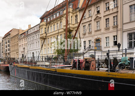 Schönen Fassaden der alten Gebäude am historischen Hafen in Berlin restauriert. Stockfoto