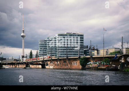 Moderne Architektur in Berlin an der Spree mit Fernsehturm im Hintergrund Stockfoto