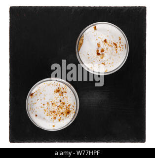 Honig cheesecake Dessert in einem Glas auf einen schwarzen Stein Platte auf weißem Hintergrund Stockfoto