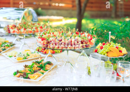 Hintergrund der Partei Aperitifs auf Holzstäbchen. Stockfoto