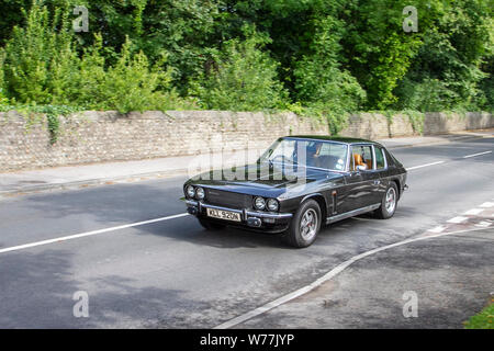 1974 70er, 70er Jensen Interceptor III Auto auf dem Weg nach Lytham Hall, klassische Vintage-Sammlerfahrzeuge für das Transportfestival. Auf dem Festival of Transport wird eine breite Palette an klassischen, klassischen und prestigeträchtigen Fahrzeugen ausgestellt. Stockfoto