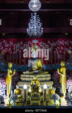 AYUTTHAYA, THAILAND - 9. SEPTEMBER 2018: Buddha Statuen und Wandmalereien im Inneren Wat Yai Chaimongkol berühmte und beliebte Reiseziele Ayutthaya, Thailand Stockfoto
