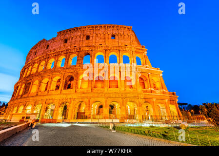 Rom, Italien. Kolosseum, Arena der Flavischen Amphitheater, alten Roma Stadt im Römischen Reich. Stockfoto