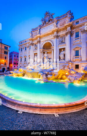 Rom, Italien. Erstaunlich kunstvollen Trevi Brunnen bei Nacht beleuchtet im Herzen der barocken Roma. Stockfoto