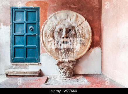 Rom, Italien. Der Mund der Wahrheit (La Bocca della Verita) geschnitzt aus Pavonazzo Marmor, und in der Vorhalle der Kirche Santa Maria in Cosmedin. Stockfoto