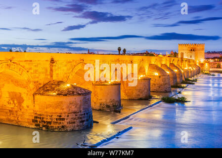 Cordoba, Andalusien, Spanien. Puente Romano, Guadalquivir und Calahorra Turm bei Sonnenuntergang. Stockfoto