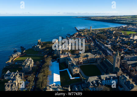 Über St Andrews Town in Richtung Fairmont auf der Suche an einem sonnigen Wintertag. Stockfoto