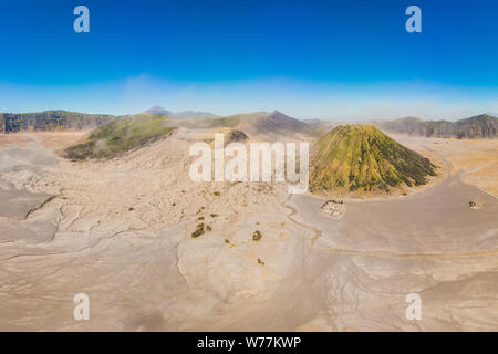 Panoramablick Luftaufnahme des Bromo Vulkan und batok am Vulkan Bromo Tengger Semeru National Park auf der Insel Java, Indonesien. Eine der am meisten Stockfoto