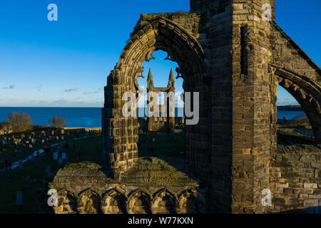 Die Ruinen der Kathedrale von St Andrews, Schottland. Wie von einem der Bögen der Westlichen gesehen bleibt, bei Sonnenuntergang. Stockfoto