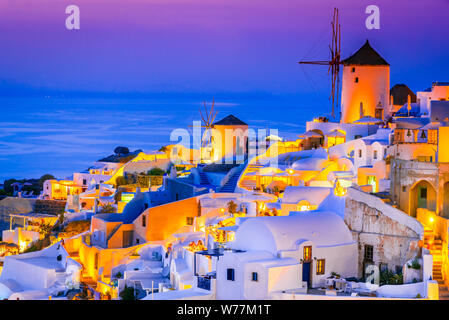 Oia, Santorini, erstaunlichen Sonnenuntergang wity Windmühlen in griechische Inseln, Griechenland. Stockfoto