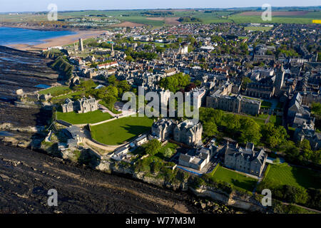 Eine Nahaufnahme drone Schuß von St Andrews "iconic Küstenlinie entlang "Scores". Schönen, grünen Gärten können in der Sonne gesehen werden. Stockfoto