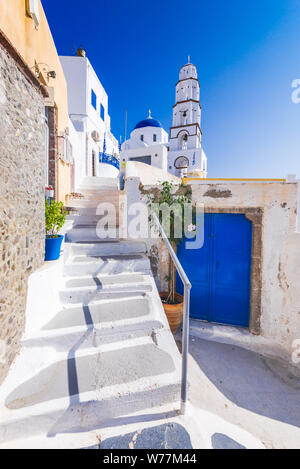 Pyrgos, Santorini. Berühmteste Attraktion des weißen Dorf mit gepflasterten Straßen, Griechische Inseln der Kykladen, Ägäis in Griechenland. Stockfoto