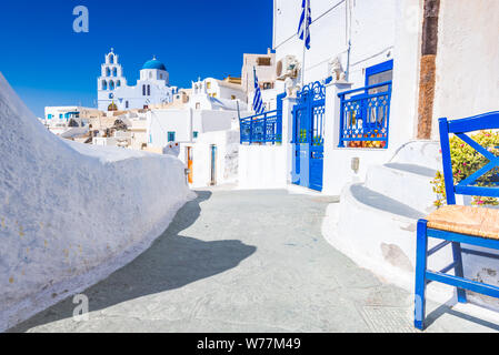 Pyrgos, Santorini. Berühmteste Attraktion des weißen Dorf mit gepflasterten Straßen, Griechische Inseln der Kykladen, Ägäis in Griechenland. Stockfoto