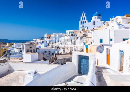 Pyrgos, Santorini, Griechenland. Berühmteste Attraktion des weißen Dorf mit gepflasterten Straßen, Griechische Inseln der Kykladen, Ägäis. Stockfoto