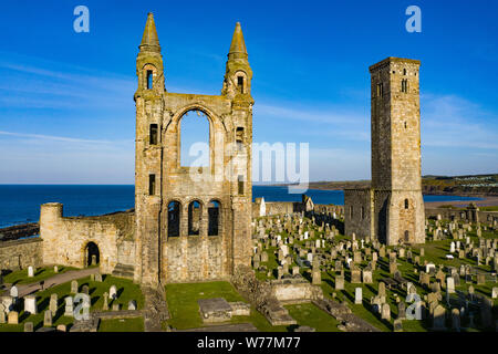 Die Ruinen der Kathedrale von St Andrews, Schottland. Einzigartige Perspektive von einer Drohne. Stockfoto