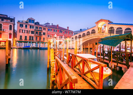 Venite, Italien - Nacht Bild mit Ponte di Rialto, die älteste Brücke über den Canal Grande, Venedig. Stockfoto