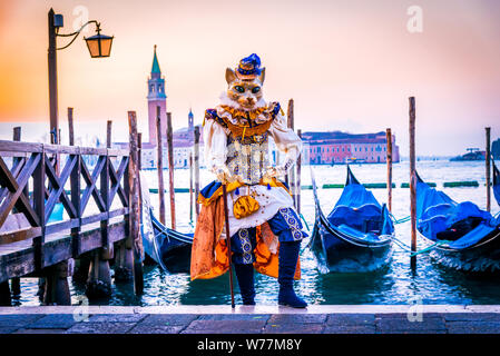 Karneval in Venedig, wunderschöne Maske an der Piazza San Marco mit Gondeln und Grand Canal, Venezia, Italien. Stockfoto