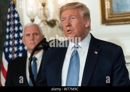 Washington, Vereinigte Staaten von Amerika. 05 Aug, 2019. Präsidenten der Vereinigten Staaten Donald J. Trumpf macht eine Aussage im Weißen Haus in Washington, DC in Reaktion auf zwei separaten Schießereien, August 5, 2019. Quelle: Chris Kleponis/Pool über CNP | Verwendung der weltweiten Kredit: dpa/Alamy leben Nachrichten Stockfoto