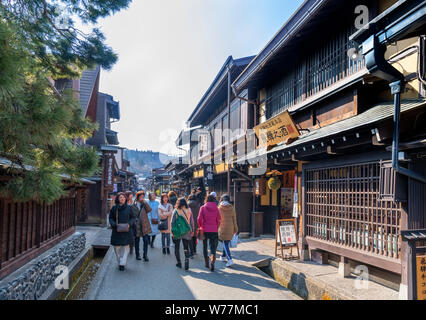 Traditionelle japanische Bauten auf Kamisannomachi, eine Straße in der historischen Altstadt Sanmachi-suji Bezirk, Takayama, Präfektur Gifu, Honshu, Japan Stockfoto