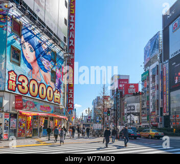 Yasukuni-dori, die Hauptstraße von Shinjuku, Tokyo, Japan Stockfoto