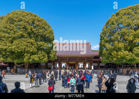 Besucher im Innenhof an der Meiji-schrein (Meiji-jingu), Tokio, Japan Stockfoto