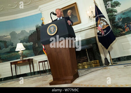 Washington, Vereinigte Staaten von Amerika. 05 Aug, 2019. Präsidenten der Vereinigten Staaten Donald J. Trumpf macht eine Aussage im Weißen Haus in Washington, DC in Reaktion auf zwei separaten Schießereien, August 5, 2019. Quelle: Chris Kleponis/Pool über CNP | Verwendung der weltweiten Kredit: dpa/Alamy leben Nachrichten Stockfoto