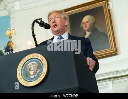 Washington, Vereinigte Staaten von Amerika. 05 Aug, 2019. Präsidenten der Vereinigten Staaten Donald J. Trumpf macht eine Aussage im Weißen Haus in Washington, DC in Reaktion auf zwei separaten Schießereien, August 5, 2019. Quelle: Chris Kleponis/Pool über CNP | Verwendung der weltweiten Kredit: dpa/Alamy leben Nachrichten Stockfoto