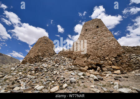 Blick auf die remote Shakhdara Tal im Pamir Gebirge, Ruine alte Festung, Tadschikistan, Zentralasien. Stockfoto