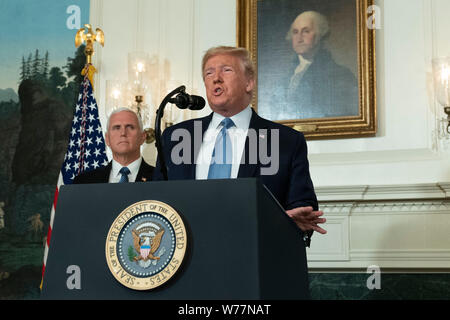 Washington, Vereinigte Staaten von Amerika. 05 Aug, 2019. Präsidenten der Vereinigten Staaten Donald J. Trumpf macht eine Aussage im Weißen Haus in Washington, DC in Reaktion auf zwei separaten Schießereien, August 5, 2019. Quelle: Chris Kleponis/Pool über CNP | Verwendung der weltweiten Kredit: dpa/Alamy leben Nachrichten Stockfoto