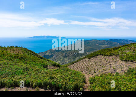 Atemberaubende Gebirgslandschaft des Monte Argentario, Toskana. Drone Blick von der Spitze des Berges. Stockfoto