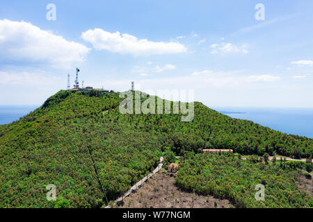 Atemberaubende Gebirgslandschaft des Monte Argentario, Toskana. Drone Blick von der Spitze des Berges. Stockfoto