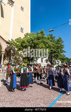 Eine Gruppe von Männern und Frauen in traditionellen Tiroler dress Parade durch Steinach am Brenner, einer Stadt in der Nähe von Innsbruck en-Route zu den Brenner Stockfoto