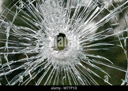 Bullet Loch in einem Fensterbereich. Stockfoto