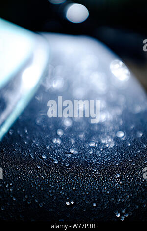Wassertropfen feucht schließen bis auf eine Verschwommene schwarze Oberfläche Stockfoto