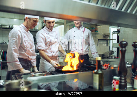 Feuer in der Küche. Feuer Gas verbrennen ist Kochen auf eiserne Pfanne, rühren sie Feuer sehr heiß. Stockfoto