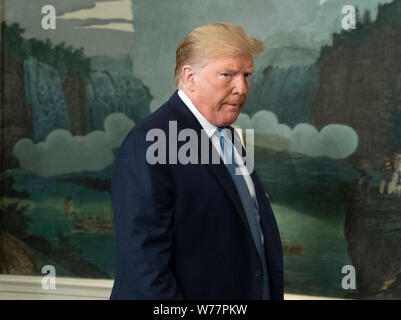 Washington, Vereinigte Staaten von Amerika. 05 Aug, 2019. Präsidenten der Vereinigten Staaten Donald J. Trumpf kommt einer Aussage im Weißen Haus in Washington, DC in Reaktion auf zwei separaten Schießereien zu machen, 5. August 2019. Quelle: Chris Kleponis/Pool über CNP | Verwendung der weltweiten Kredit: dpa/Alamy leben Nachrichten Stockfoto