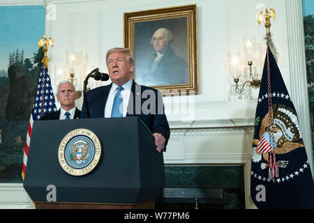 Washington, Vereinigte Staaten von Amerika. 05 Aug, 2019. Präsidenten der Vereinigten Staaten Donald J. Trumpf macht eine Aussage im Weißen Haus in Washington, DC in Reaktion auf zwei separaten Schießereien, August 5, 2019. Quelle: Chris Kleponis/Pool über CNP | Verwendung der weltweiten Kredit: dpa/Alamy leben Nachrichten Stockfoto