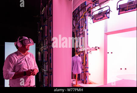 Potsdam, Deutschland. 05 Aug, 2019. Lars Klingbeil, SPD-Generalsekretär, versucht auf augmented reality Brille beim Besuch der volumetrische studio Volucap. Credit: Monika Skolimowska/dpa-Zentralbild/dpa/Alamy leben Nachrichten Stockfoto