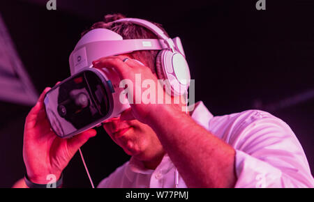 Potsdam, Deutschland. 05 Aug, 2019. Lars Klingbeil, SPD-Generalsekretär, versucht auf augmented reality Brille beim Besuch der volumetrische studio Volucap. Credit: Monika Skolimowska/dpa-Zentralbild/dpa/Alamy leben Nachrichten Stockfoto