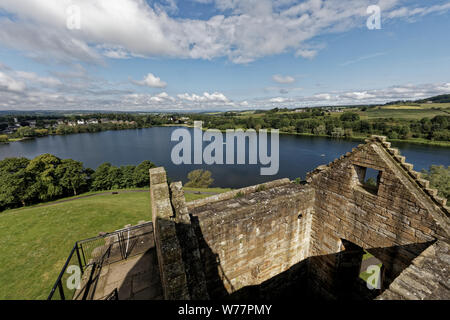 Blick auf den See von Linlithgow Palace - Edinburgh, Schottland, Vereinigtes Königreich Stockfoto