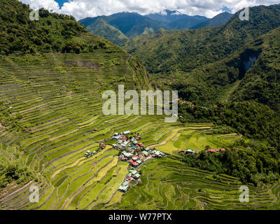 Antenne drone Blick auf die spektakuläre Reisterrassen bei Batad auf den Philippinen Stockfoto