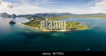 Antenne drone Panoramablick auf einem wunderschönen tropischen Strand und das Riff am Abend (Las Cabanas, Palawan) Stockfoto