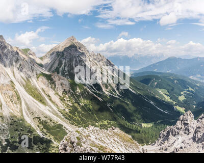 Panoramablick vom Gipfel des Peil Spitze in Richtung der Berge des Serleskamm Ridge suchen, in der Nähe des Blaser Hütte Berghütte Stockfoto